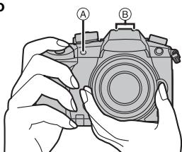 PANASONIC LUMIX S1H - Хванете фотоапарата внимателно с две ръце, задръжте ръцете си неподвижни отстрани и стъпете здраво на краката си. - 1