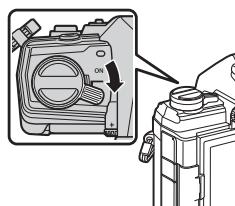 OLYMPUS OM-D E-M1X - Charge embarquée à l'aide d'un adaptateur USB-AC en option (le F-5AC) - 1