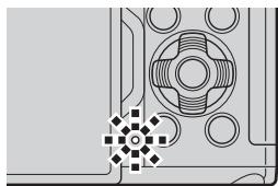OLYMPUS OM-D E-M1X - Charge embarquée à l'aide d'un adaptateur USB-AC en option (le F-5AC) - 4