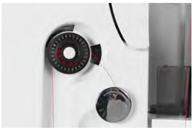BERNINA 335 - situé sur le bâti - 1
