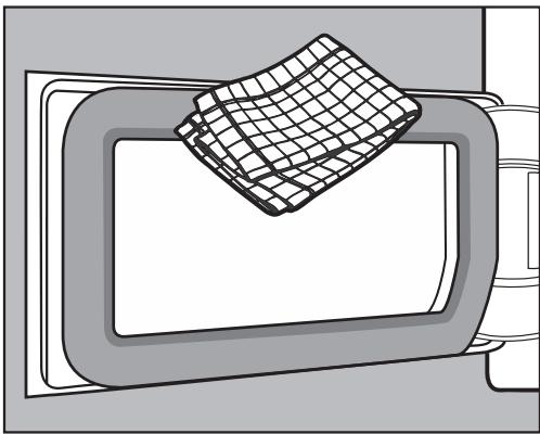 MIELE TWR780WP - Nettoyer la trappe d'accès au filtre de socle - 1