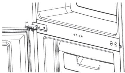 VALBERG CNF 270 F W625C  -  CNF 270 F W625C2 - NOTE : When removing the door, make sure you do not lose the washer between the centre hinge and the bottom of the freezer door. - 5