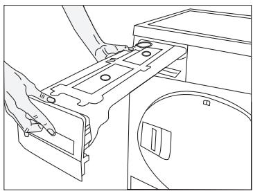 BEKO DPU8360X - Legen van het waterreservoir - 1