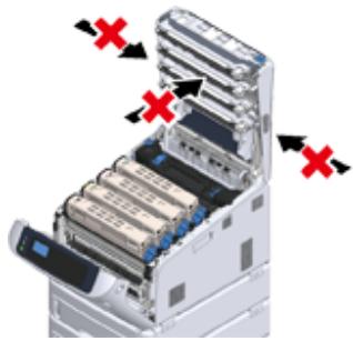 OKI C834DNW - Comment utiliser l'outil de protection contre le basculement - 3