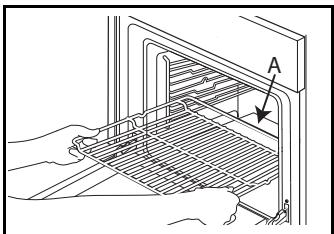 INDESIT IFW 3844  -  IFW 3844 P IX -  IFW 3844 H IX - INSERTION DE GRILLES ET AUTRES ACCESSOIRES A L'INTÉRIEUR DU FOUR - 1