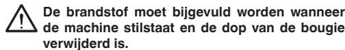 De brandstof moet bijgevuld worden wanneer de machine stilstaat en de dop van de bougie verwijderd is.