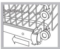 INDESIT DSIO3T224CE - Ne jamais soulever ou abaisser le panier d'un seul côté. - 1