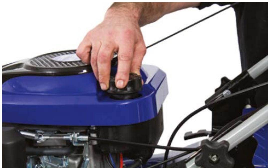 HYUNDAI HYM43SP - Remove the fuel tank cap. - 3