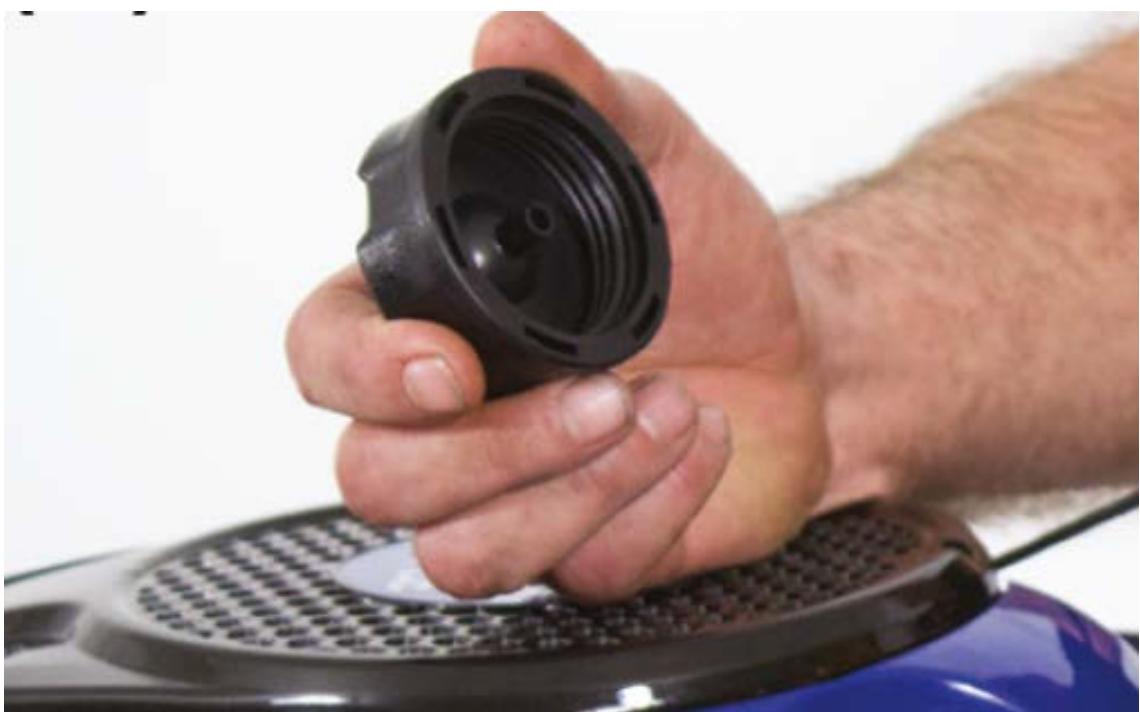 HYUNDAI HYM43SP - Remove the fuel tank cap. - 1