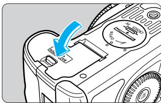 CANON EOS 10D - Introduisez la batterie dans l'appareil photo. - 1
