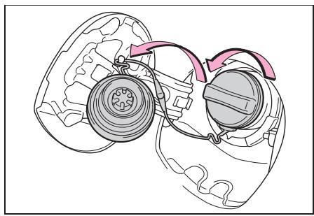 TOYOTA YARIS CROSS - Ouverture du bouchon de réservoir de carburant - 2