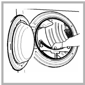 INDESIT IS 60 V - Limpar o filtro depois de cada ciclo - 2