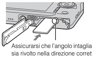 SONY WX60 - Inserimento di una scheda di memoria (in vendita separamente) - 2