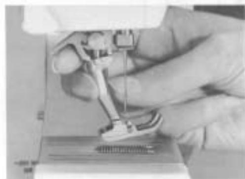 BERNINA 1005 - Lowering the feed dog - 3