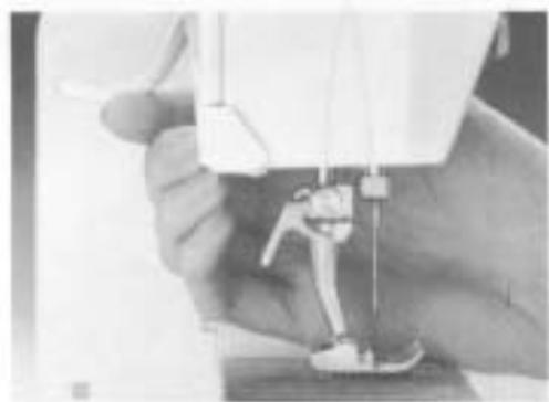 BERNINA 1005 - Lowering the feed dog - 2