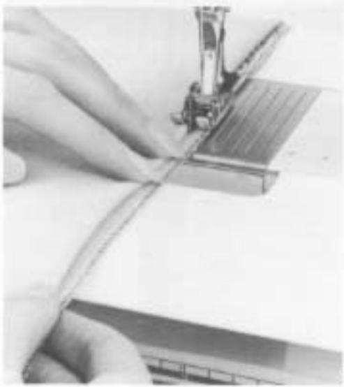 BERNINA 1005 - Zip fastener inserted flat - 2