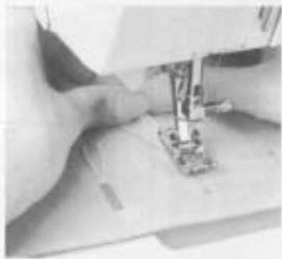 BERNINA 1005 - Sewing the buttonholes - 2