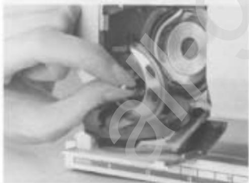 BERNINA 1005 - Changing the bulb - 4