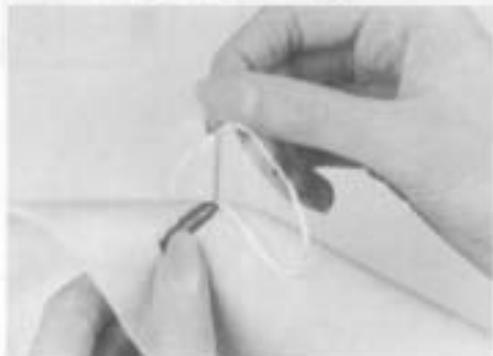 BERNINA 1005 - 4Cutting the buttonhole open - 3
