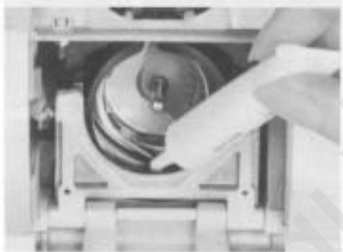 BERNINA 1005 - Changing the bulb - 3