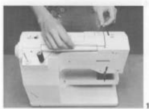 BERNINA 1005 - Inserting the bobbin case - 1