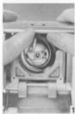 BERNINA 1005 - Changing the bulb - 1