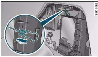 AUDI A5 - Releasing the tank flap manually - 1
