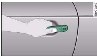 AUDI A5 - Locking and unlocking the vehicle with the advanced key - 1