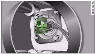 AUDI A5 - Installing the bulb for the main beam headlights - 2