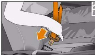 AUDI A5 - Putting on the three-point seat belts - 2