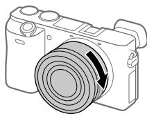 SONY A6500 - Mens du forsigtigt skubber objektivet mod kameraet, skal du dreje objektivet langsomt i pilens retning, indtil det klikker på plads i den laxe position. - 1