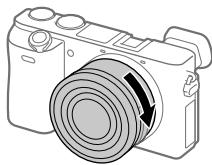 SONY A6500 - Terwijl u de lenslicht gegen de camera aan duwt, draait u de lens langzaam in de richting van de pijl totdat deze vastklikt in de vergrendelde positie. - 1