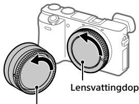 SONY A6500 - Haal de lensvattingdop van de camera af en haal de awhilelensdop van de lens af. - 1