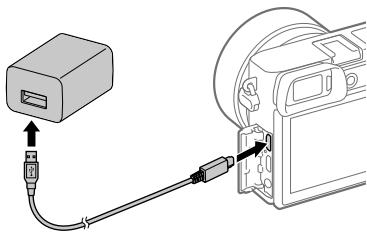 SONY A6500 - Verbinden Sie die Kamera mit eingesetztem Akku über das Micro-USB-Kabel (mitgeliefert) mit dem Netzteil (mitgeliefert), und schließen Sie das Netzteil an eine Netzsteckdose an. - 1