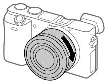 SONY A6500 - Håll objektivetätt tryckt mot kameran och vrid det langsamt i pilens riktning tills det klickar till i låst Lage. - 1