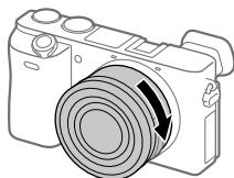 SONY A6500 - Työnnä objektiivia kevyesti kameraan pän ja kännä sitä hitaasti nuolen suuntaan, kunnes se lukittuu paikalleen. - 1