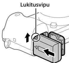 SONY A6500 - Aseta akku samalla, kun painat lukitusvipua akun karjellä, kunnes akku lukittuu paikalleen. - 1