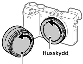 SONY A6500 - Ta av husskyddet fran kameran och det bakre objektivlocket fran baksidan på objektivet. - 1