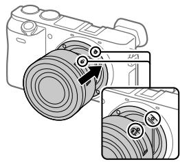 SONY A6500 - Montieren Sie das Objektiv, indem Sie die beiden weißen Ausrichtmarkierungen (Ansetzindizes) an Objektiv und Kamera aufeinander austrichten. - 1