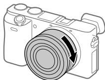 SONY A6500 - Installez l'objet en alignant le repère blanc de l'objet et celui de l'appareil photo (repères de montage). - 2