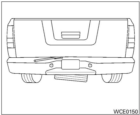 NISSAN TITAN - Retrait de la roue de secours et des outils du coffre - 2
