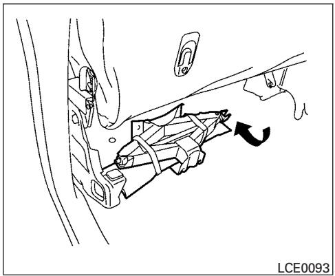NISSAN TITAN - Retrait de la roue de secours et des outils du coffre - 1