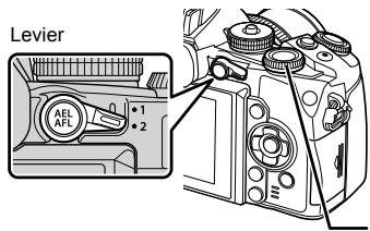 OLYMPUS E-M1 MARK III  -  E-M1 MKIII - Positionné le levier sur 2, puis tournez la molette arrrière pour sélectionner les éléments. - 1