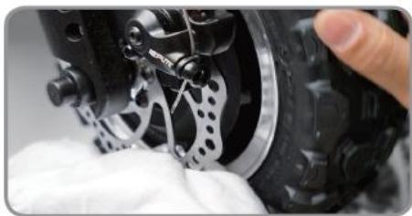 MINIMOTORS DUALTRON ULTRA - 5) Causes et contre-mesures pour le bruit du frein à disque - 4
