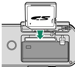 FUJIFILM X-E4 - Insertion de la batterie et d'une carte mémoire - 5