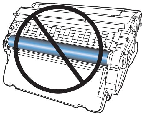 HP M601 - Examiner la cartouche d'impression pour voir si elle est endommagée - 2