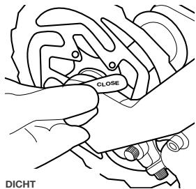 MOUSTACHE DIMANCHE - Werkwijze om een viel met snelspanner veilig vast te zetten - 3