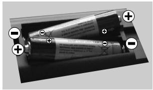 AEG KTK884520M - De batterijen aanbrengen in de afstandsbediening - 1