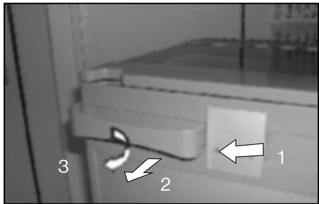 DOMETIC DS600B - Démontage de la poignée de porte (Fig. 16) - 1