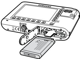 SAMSUNG NV24HD - Insertion de la batterie - 1